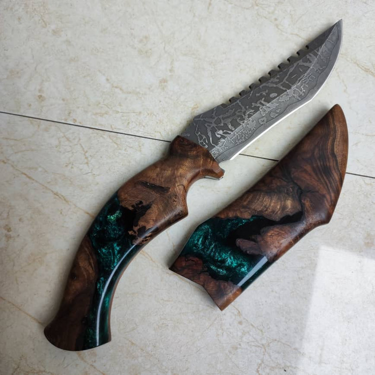 چاقو شکاری با دسته و غلاف چوبی و رزینی