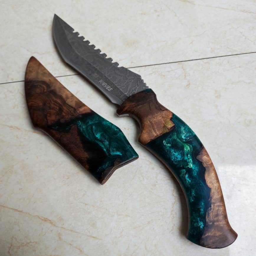 چاقو با دسته و غلاف چوب گردو تیره و رزین سبز