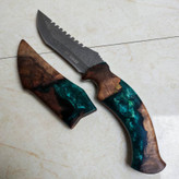 چاقو با دسته و غلاف چوب گردو تیره و رزین سبز