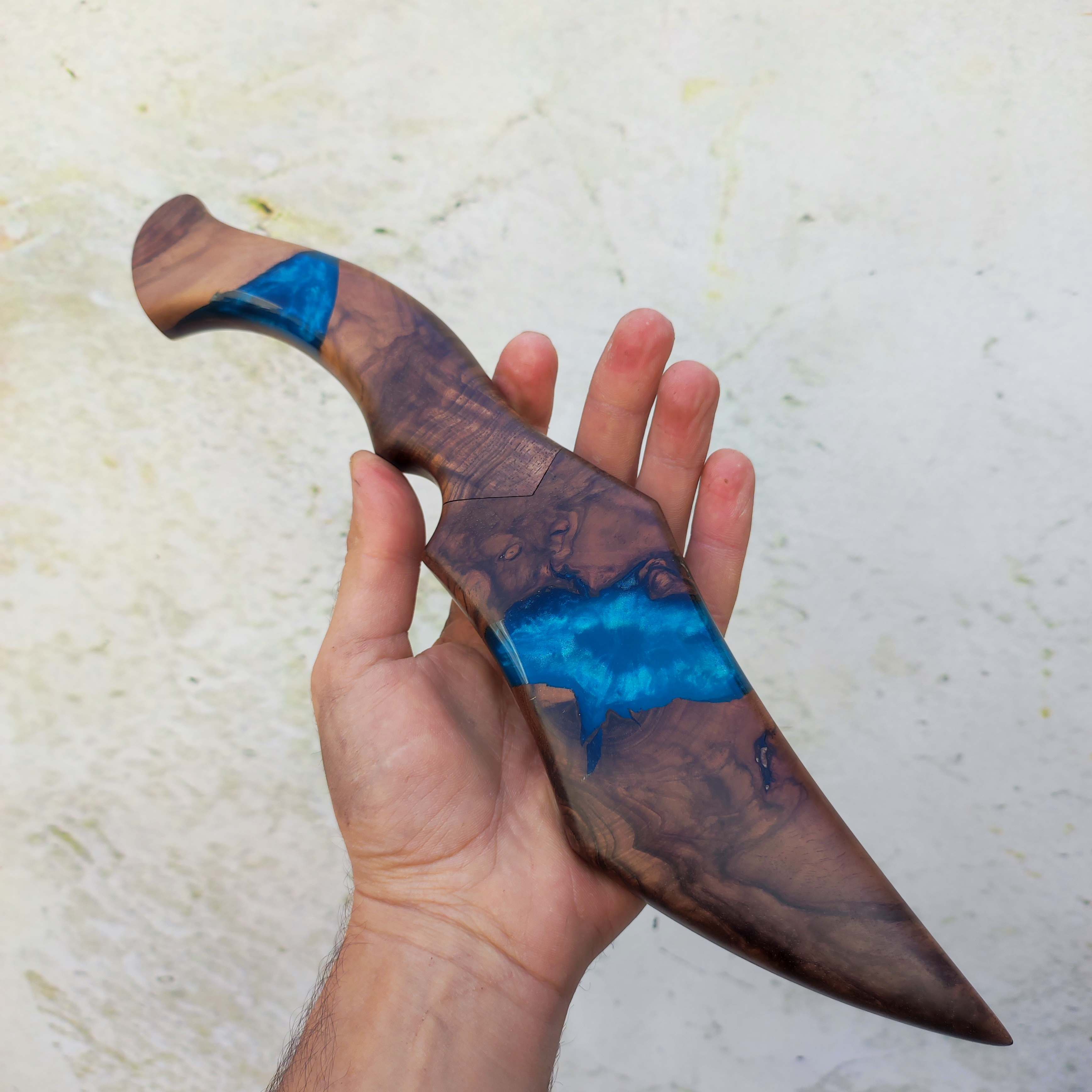 چاقو دستساز با دسته و غلاف چوبی و رزینی