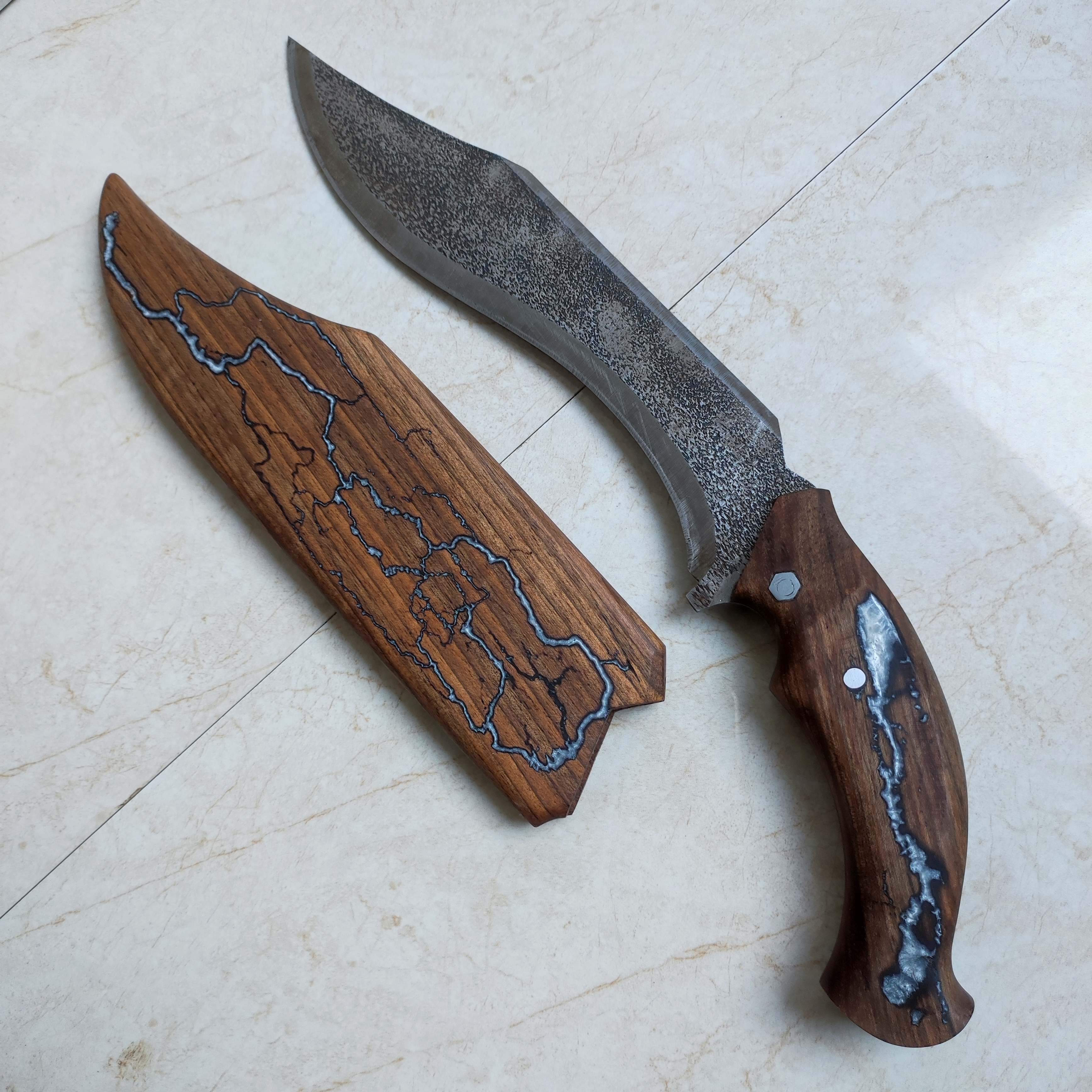 چاقو با دسته و غلاف چوب گردو تیره و رگه رزین اپوکسی