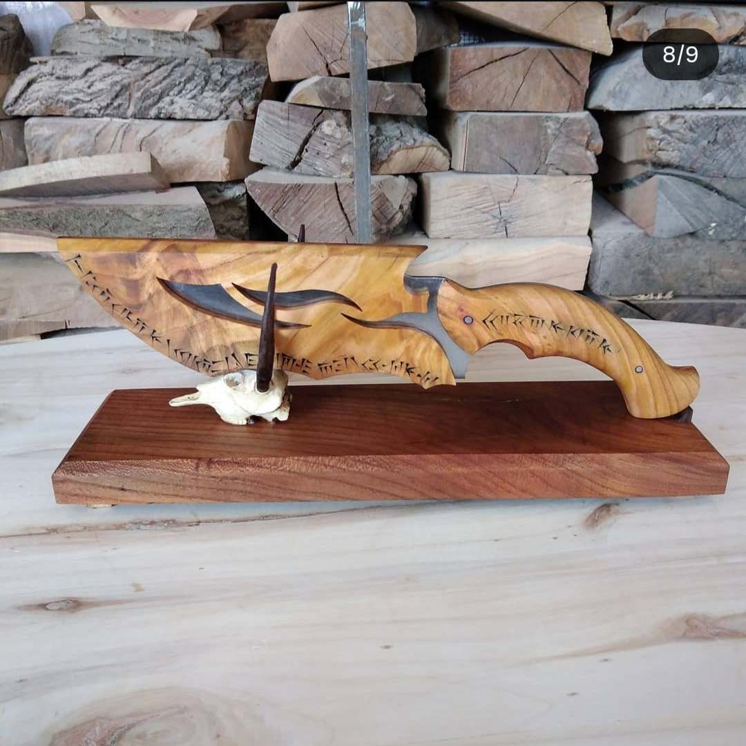 چاقو کلکسیونی روی استند مخصوص