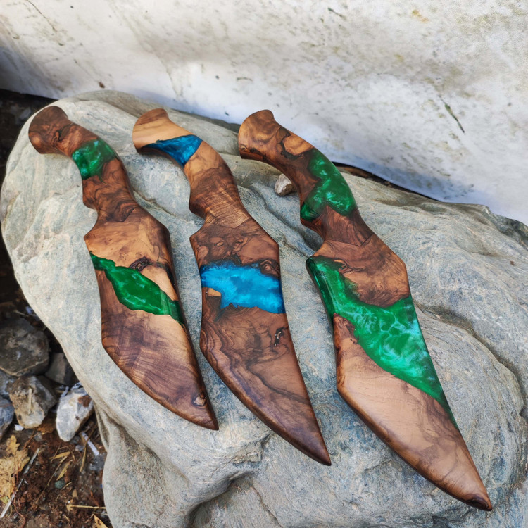 چاقو های شکاری چوبی و رزینی در طرح های متفاوت